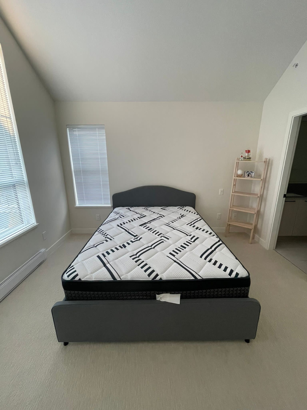 Bed frame - queen size 💰