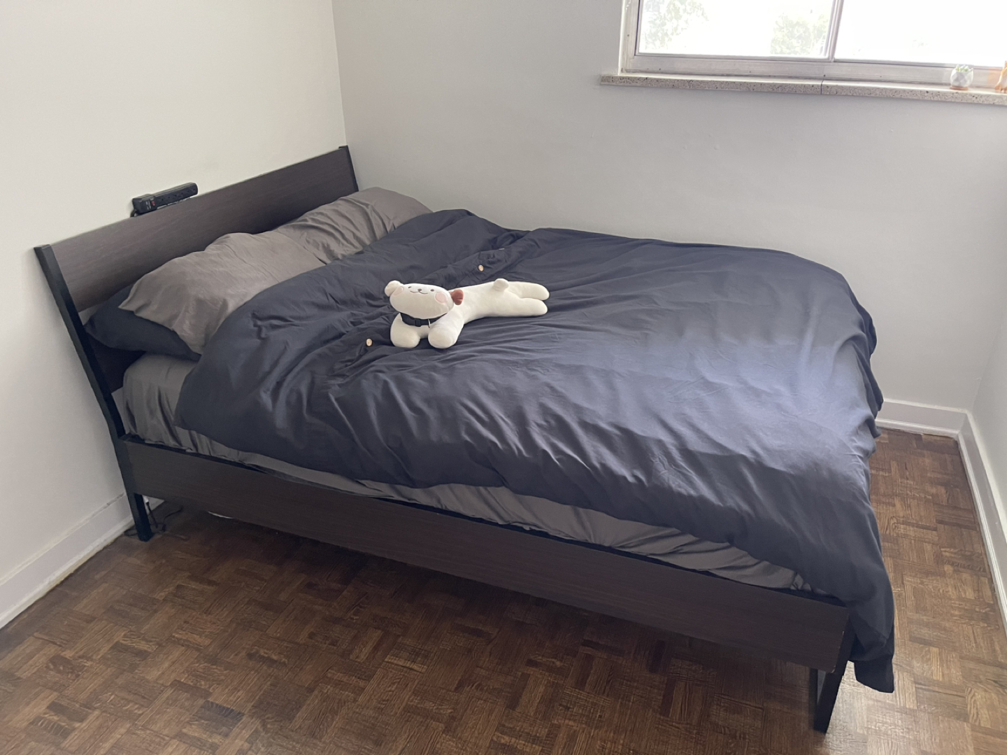 Queen size bed ( Mattress + Frame ) 4 free pillows thumbnail