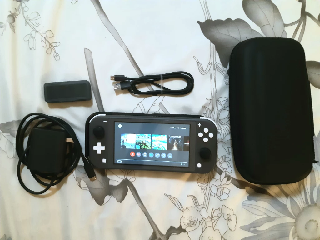 Nintendo switch lite Bundle - 200Gb thumbnail