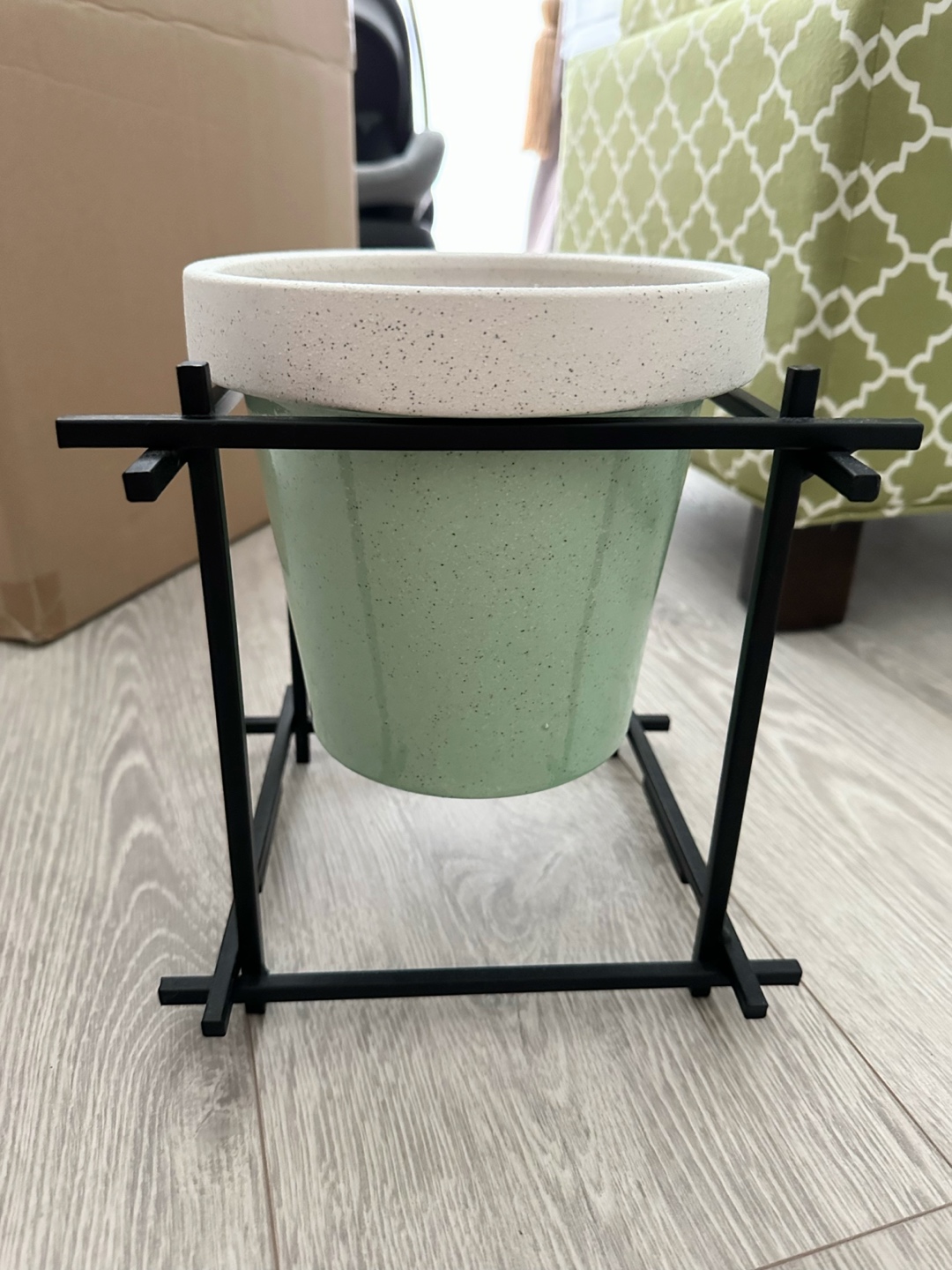 7.5in display planter pot with stand from structube 💰