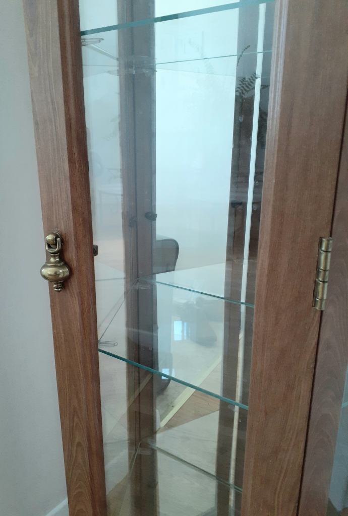 Curio Cabinet...good condition  - photo 2