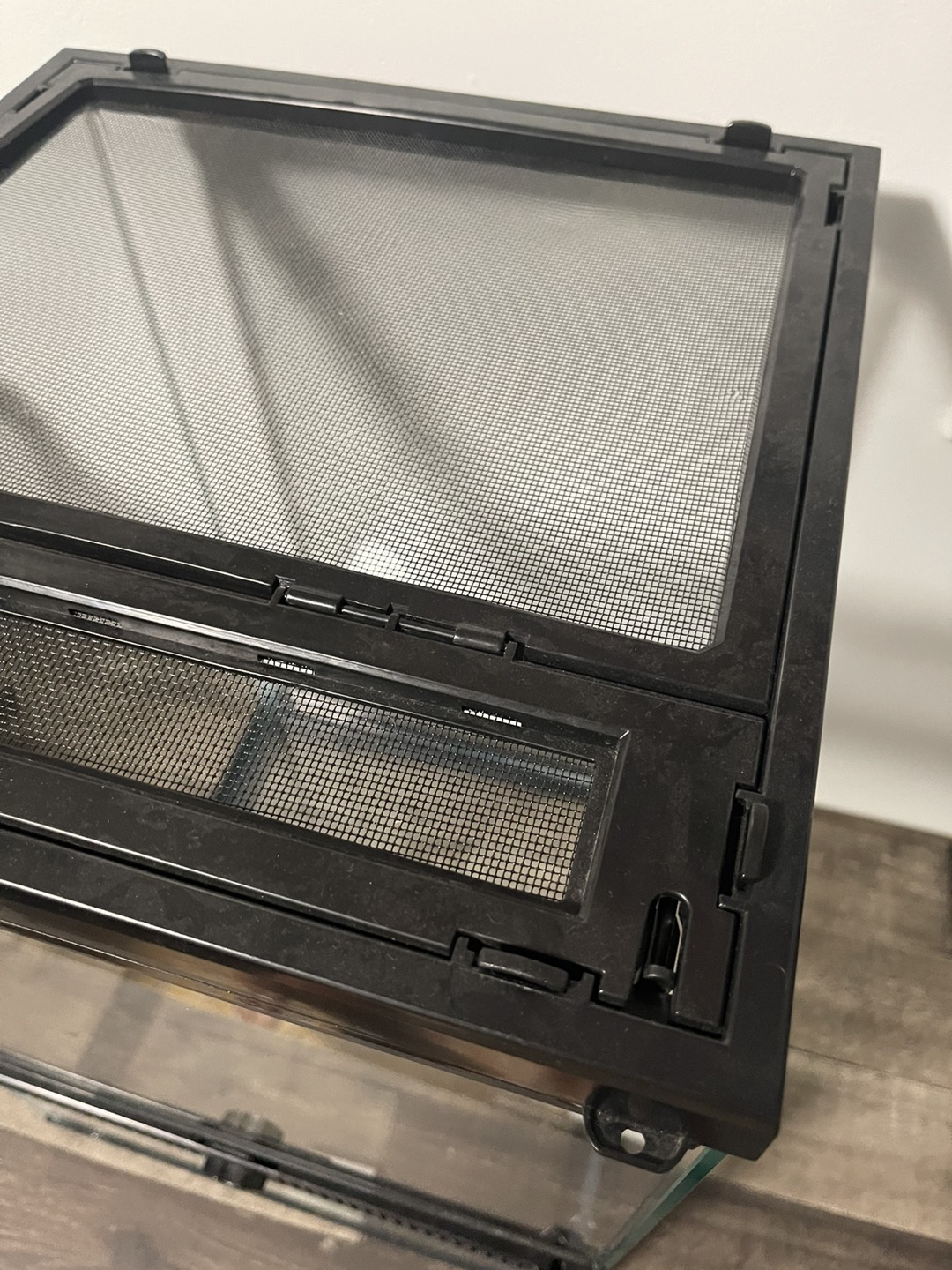 Glass tank with locks - photo 4