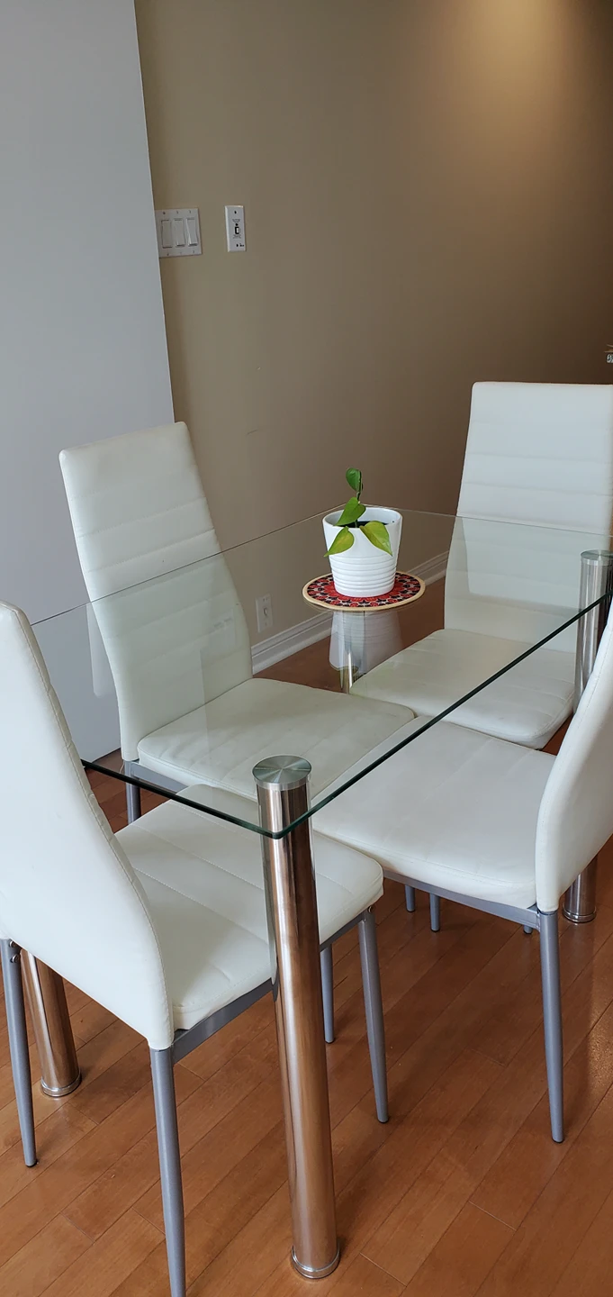 Well Maintained Dining Table Set for 4