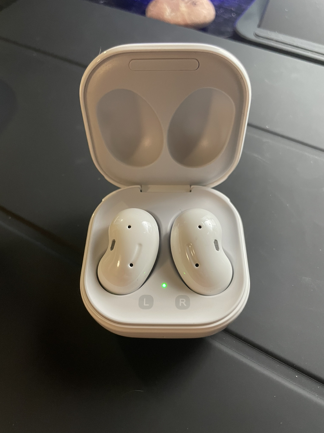 (Like New) Samsung Galaxy Buds Live - photo 2