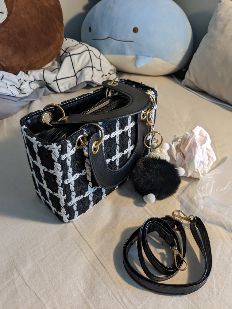 Cute shoulder bag with keychain! thumbnail