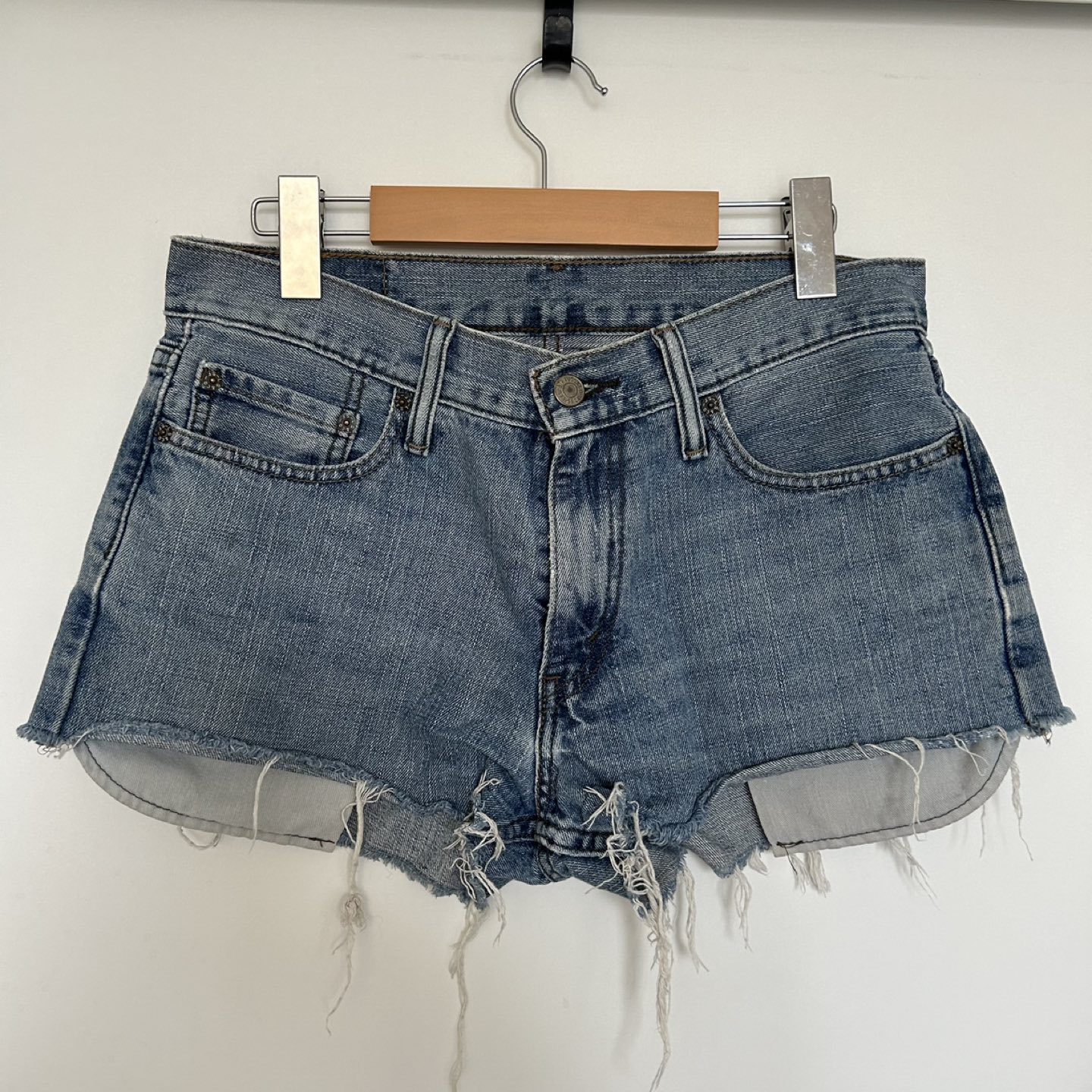 Mid Rise Levi’s Short Shorts