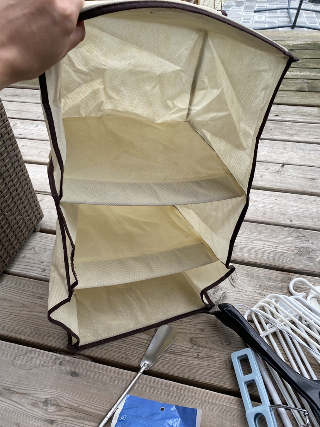 Shoe horn, hanging shelf, hangers image indicator(2)