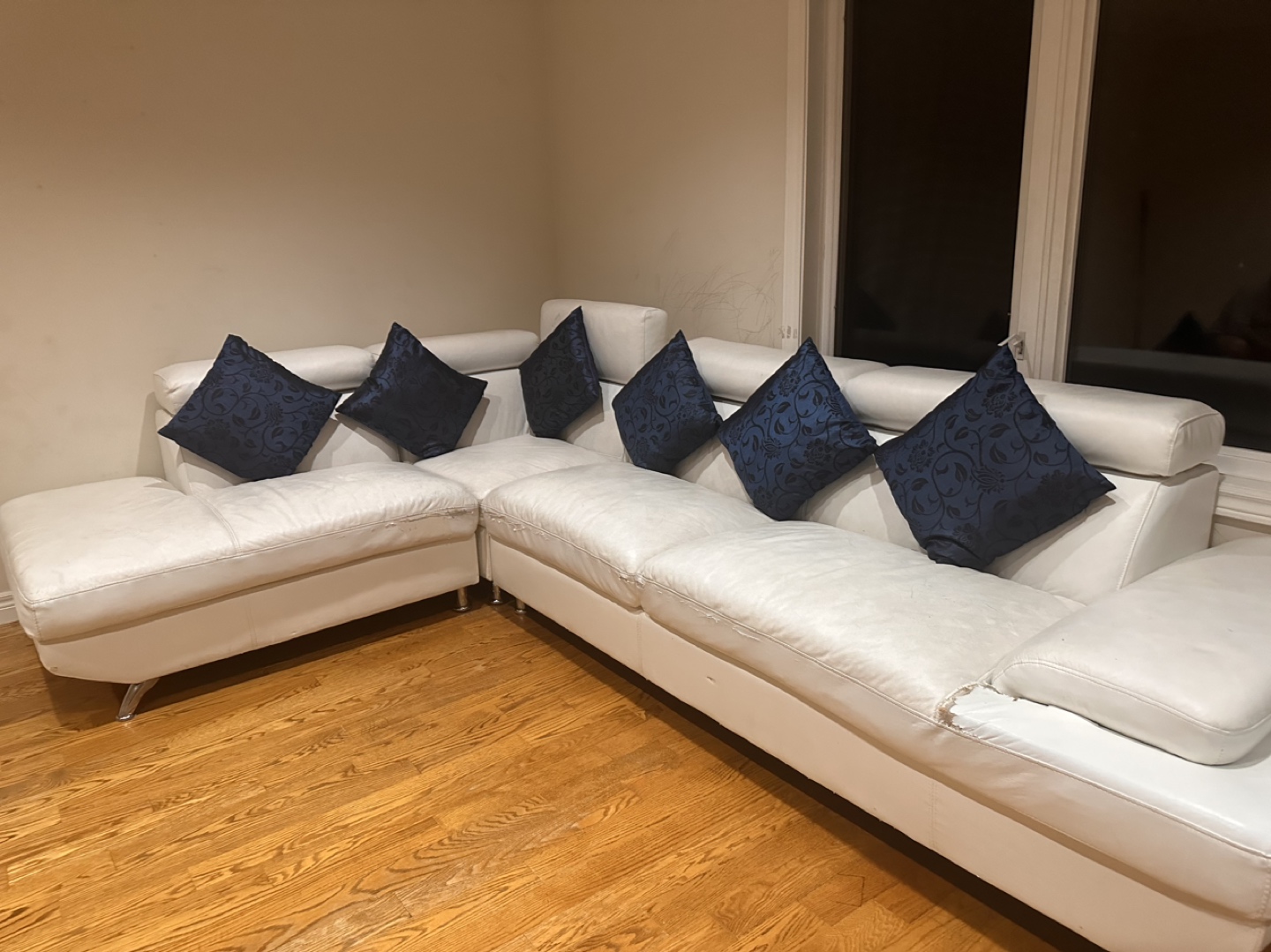 White sectional with cushions - photo 2