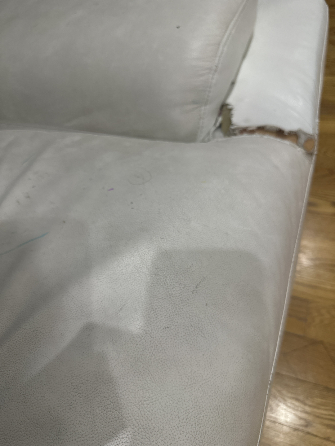 White sectional with cushions - photo 4