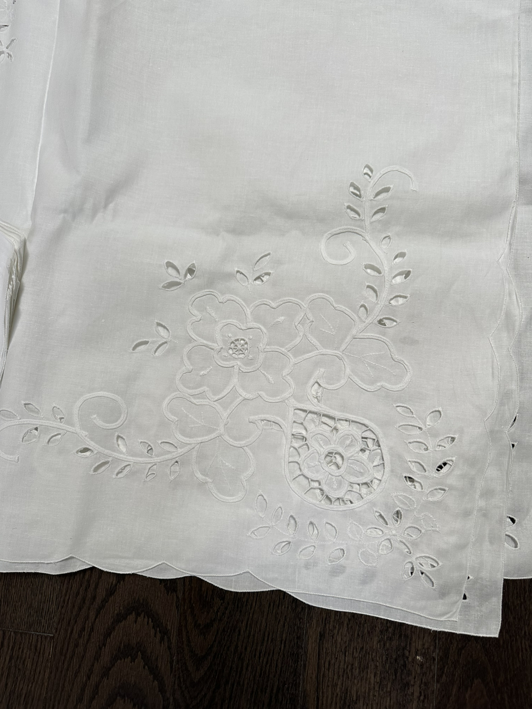 White Classic Cutwork Table Cloth w/12pcs Napkin Set image indicator(2)