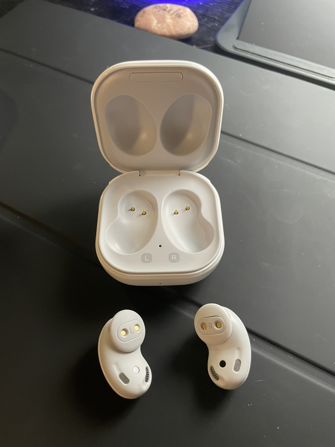 (Like New) Samsung Galaxy Buds Live - photo 3