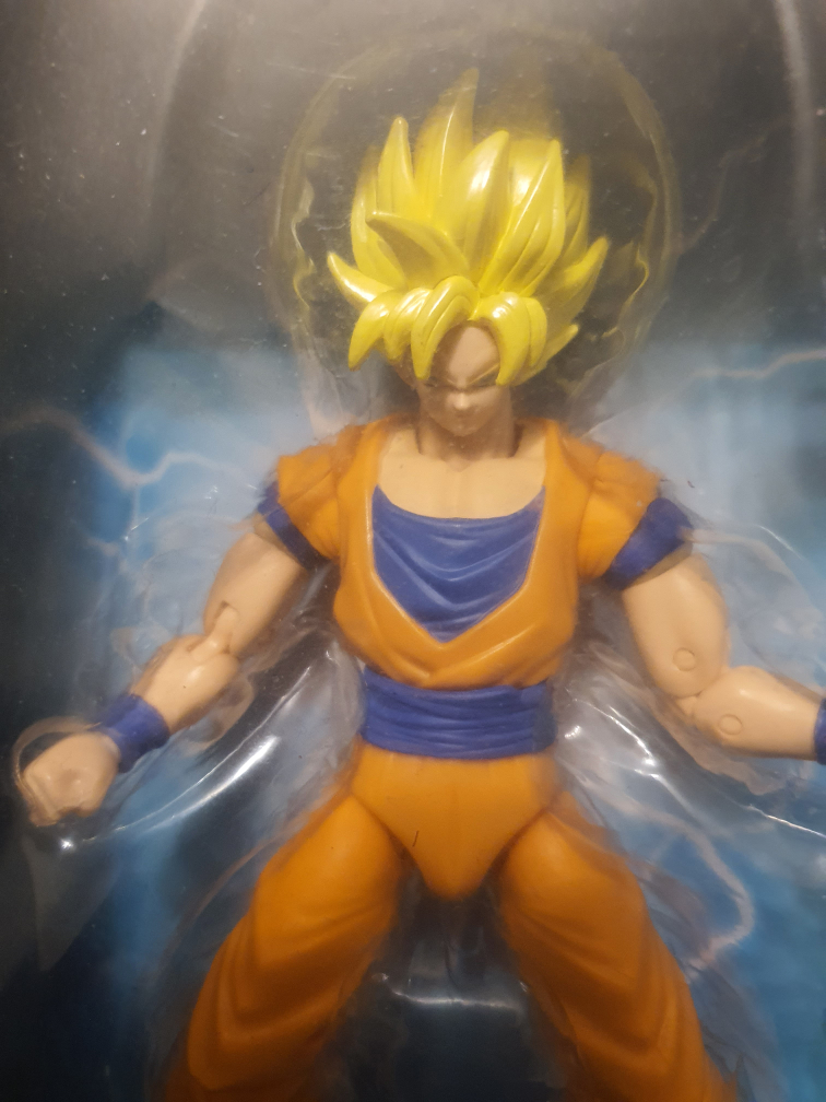 Super Saiyan Goku Figure - photo 3
