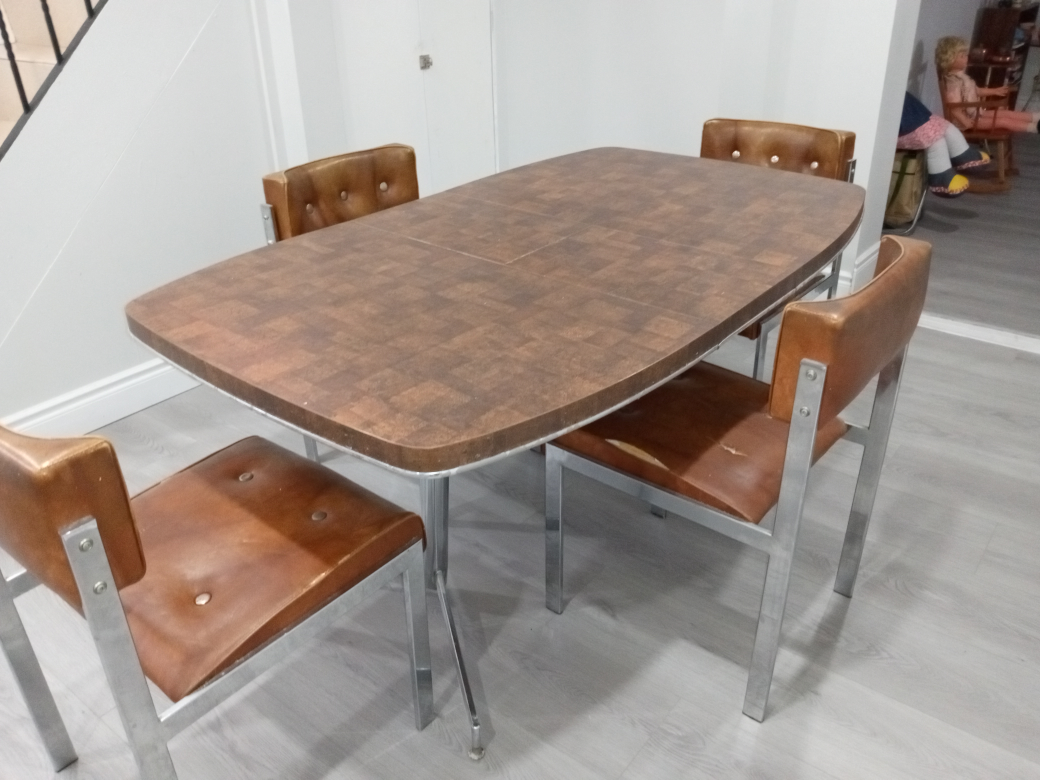 table and chairs 