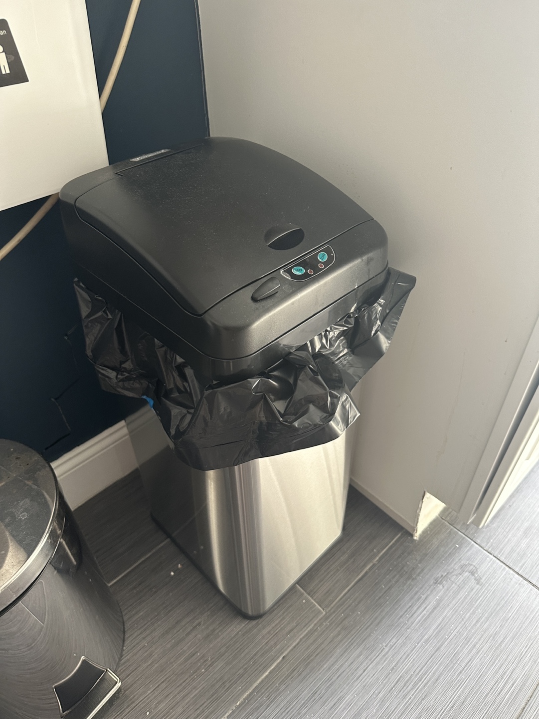 Trash can - photo 2