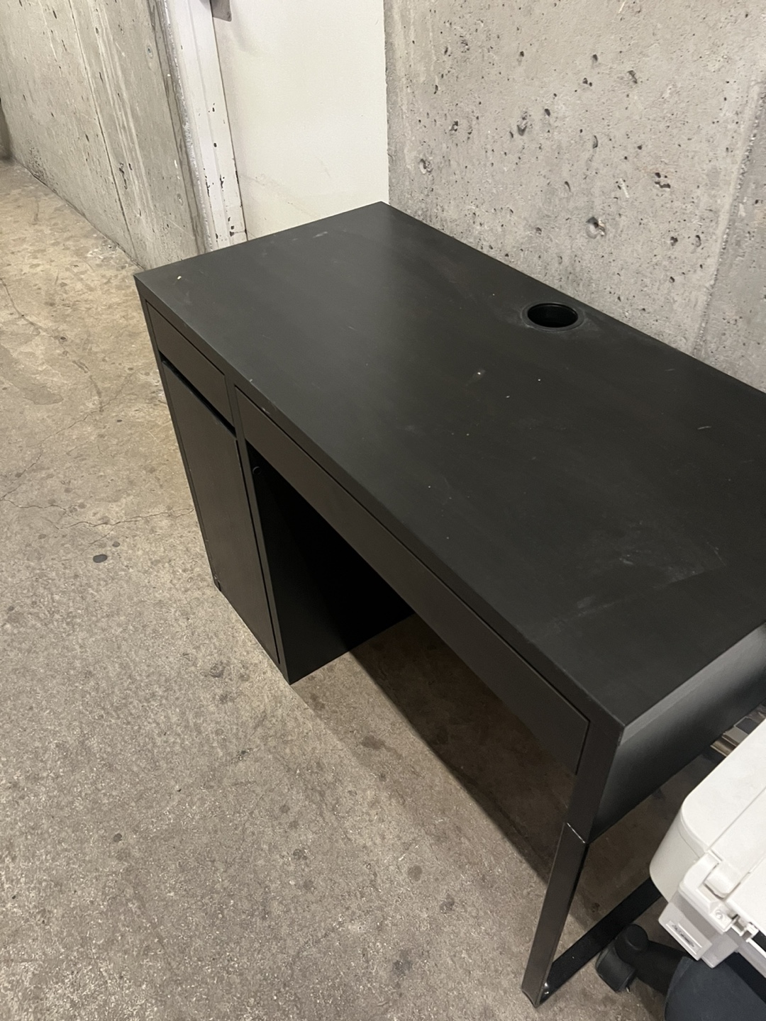 Desk - photo 2