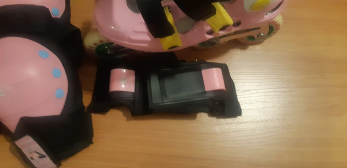 pink rollerskates  - photo 4