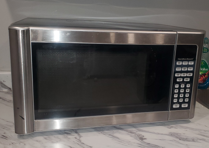 Microwave with food splatter cover.. *Moving Sale*