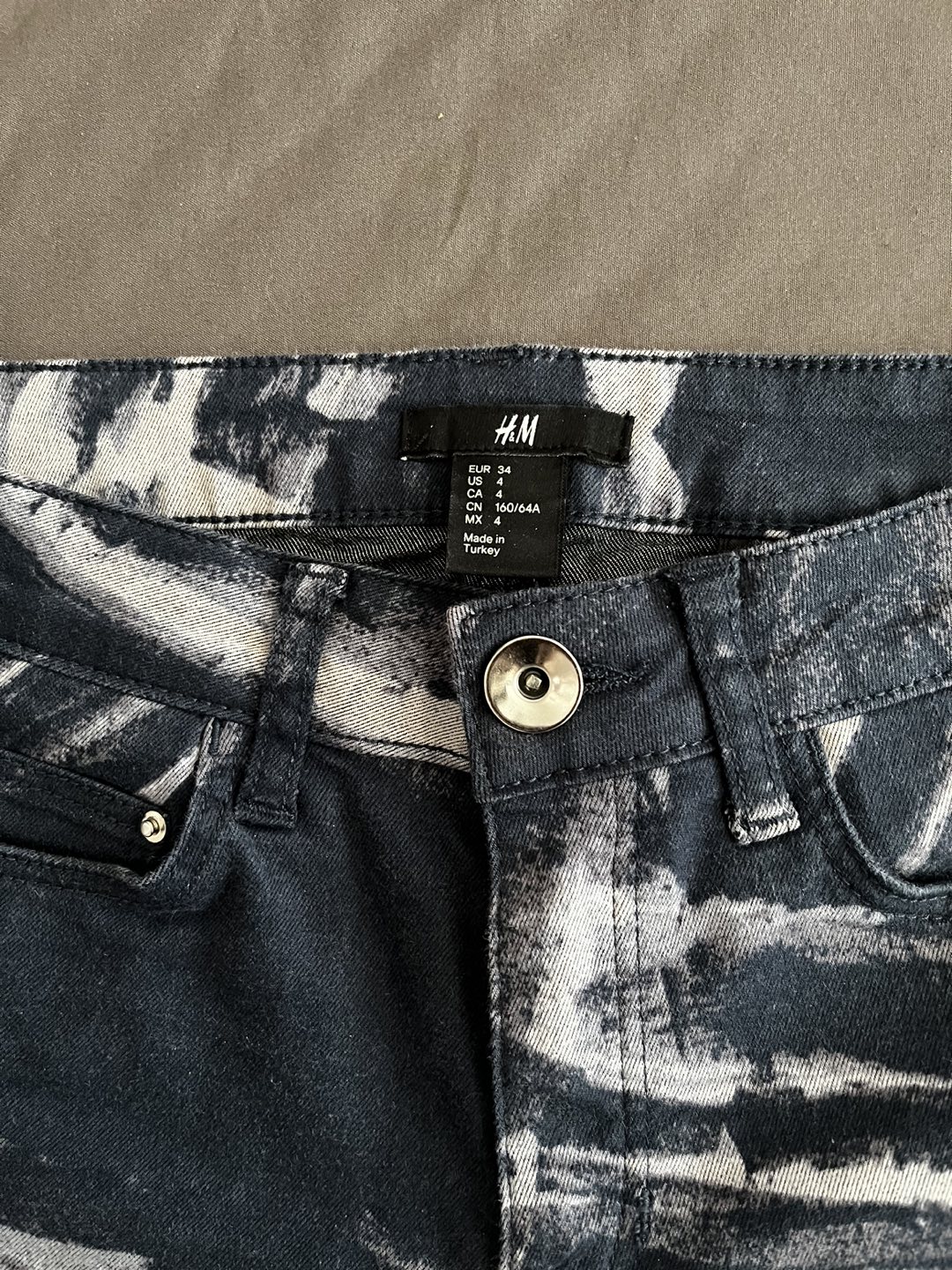 Patterned Skinny Pants Size 4 thumbnail