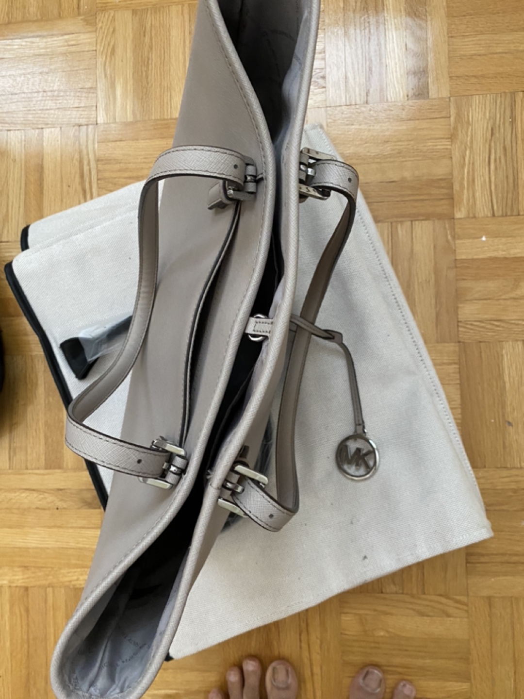 Michael Kors handbag image indicator(2)