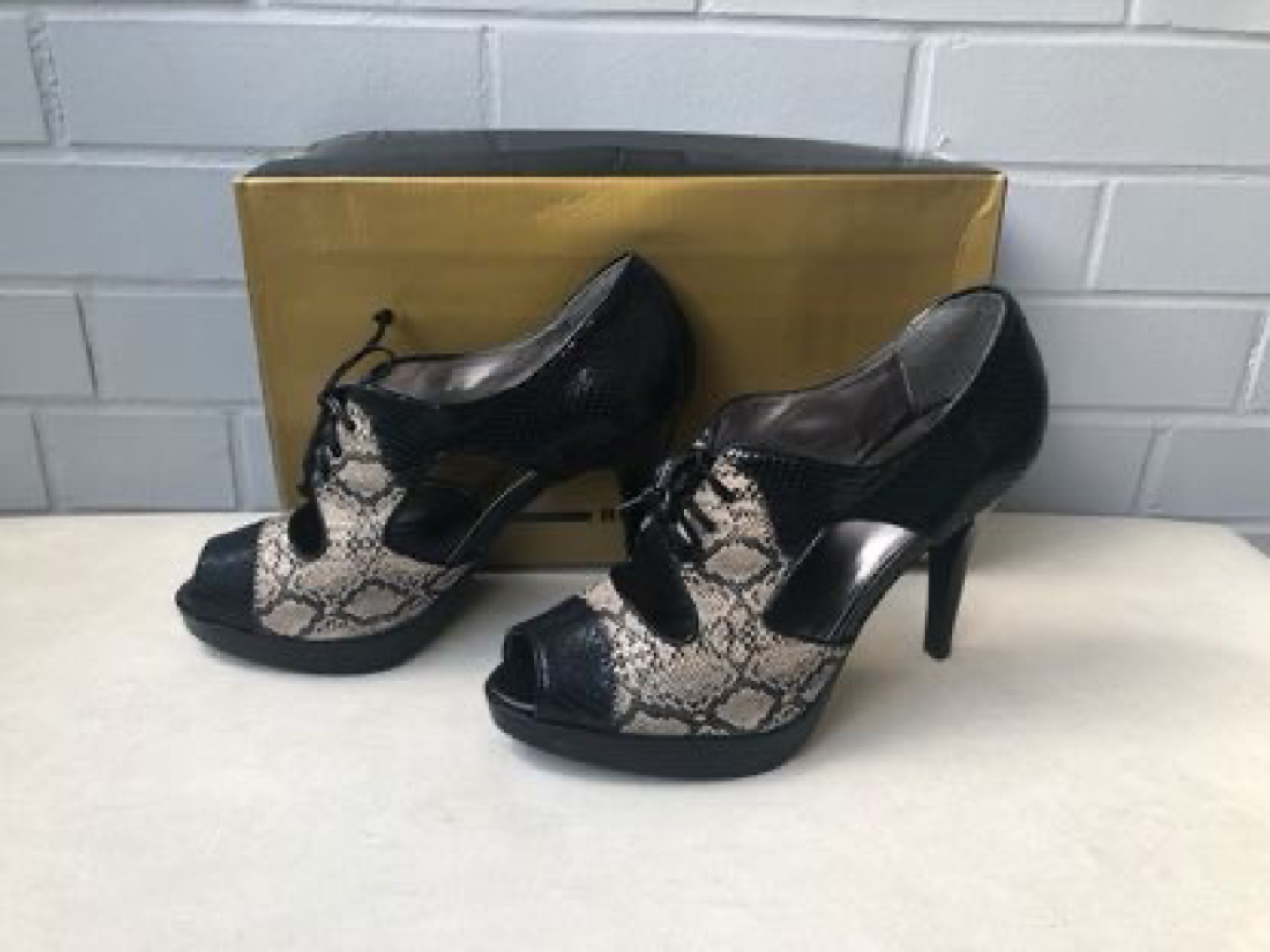 NEW Roberto Vianni Faux Snakeskin Pumps image indicator(2)