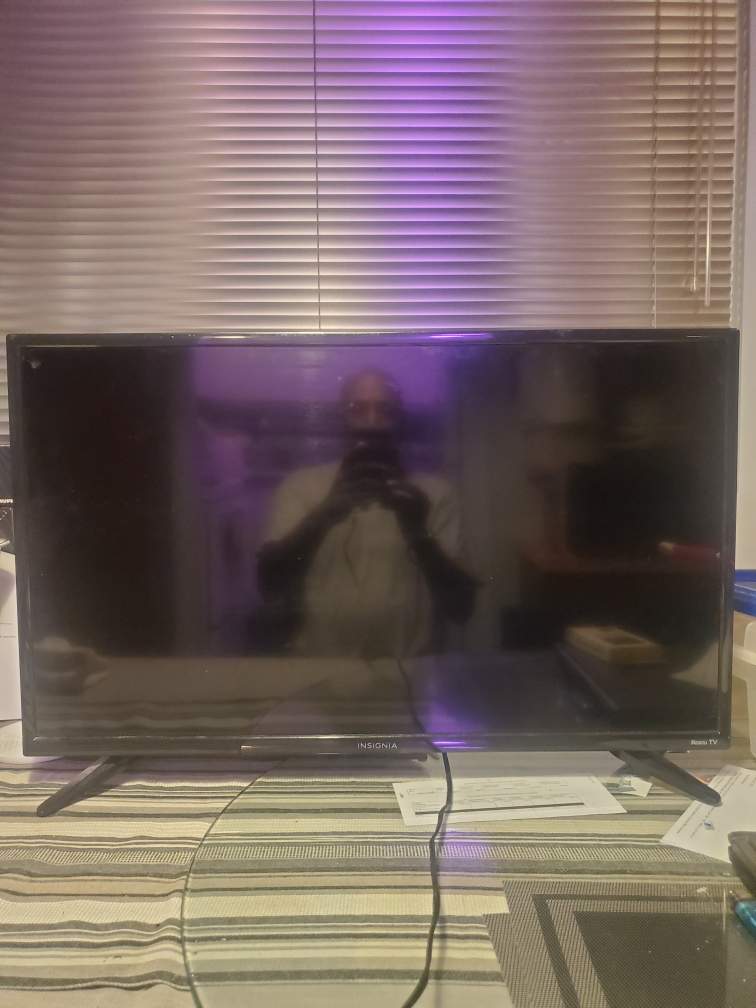 Insignia 32" LED TV Roku TV thumbnail