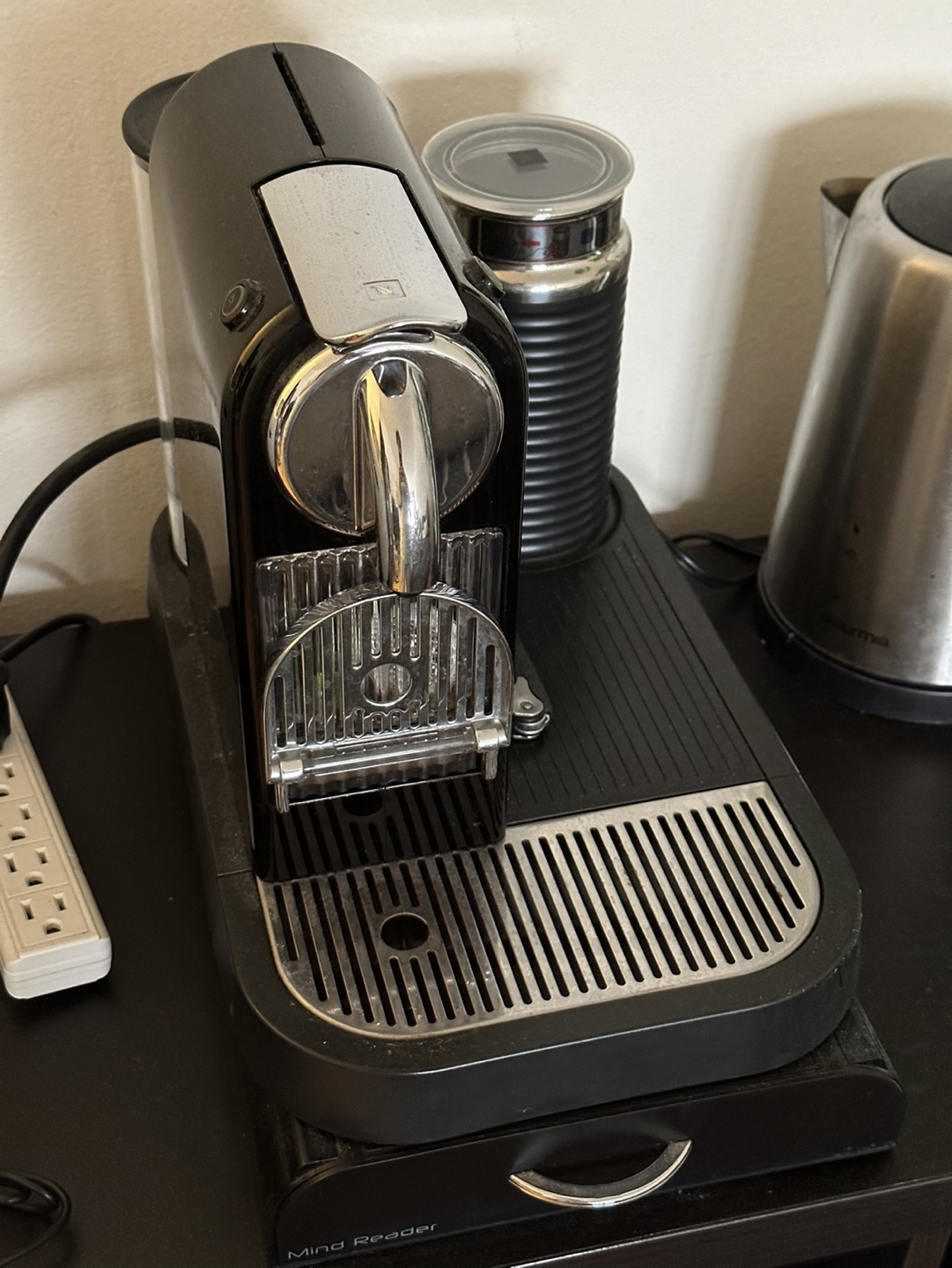 Selling Nespresso citiz and milk - photo 2