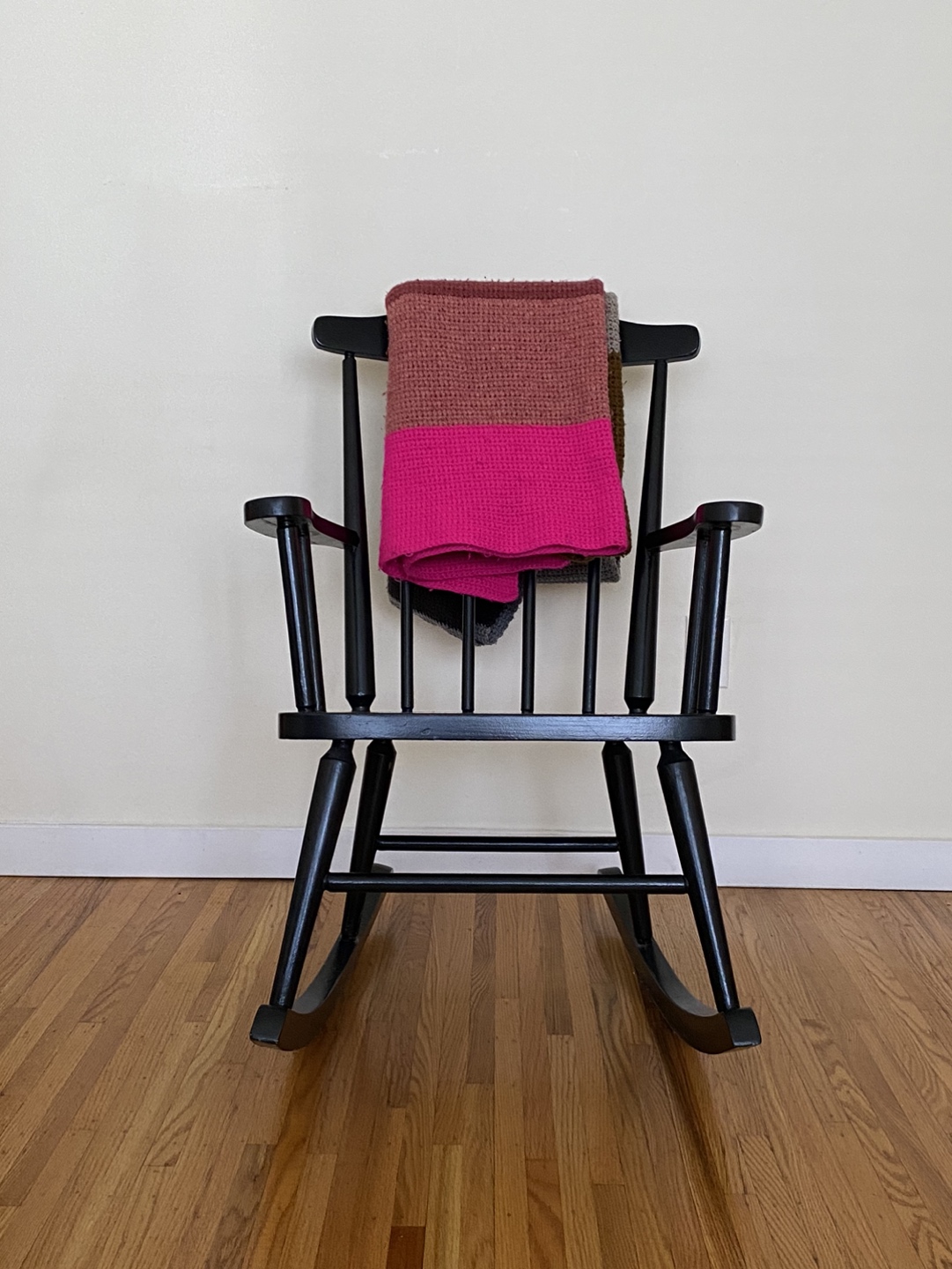 Wood rocking chair (black) thumbnail