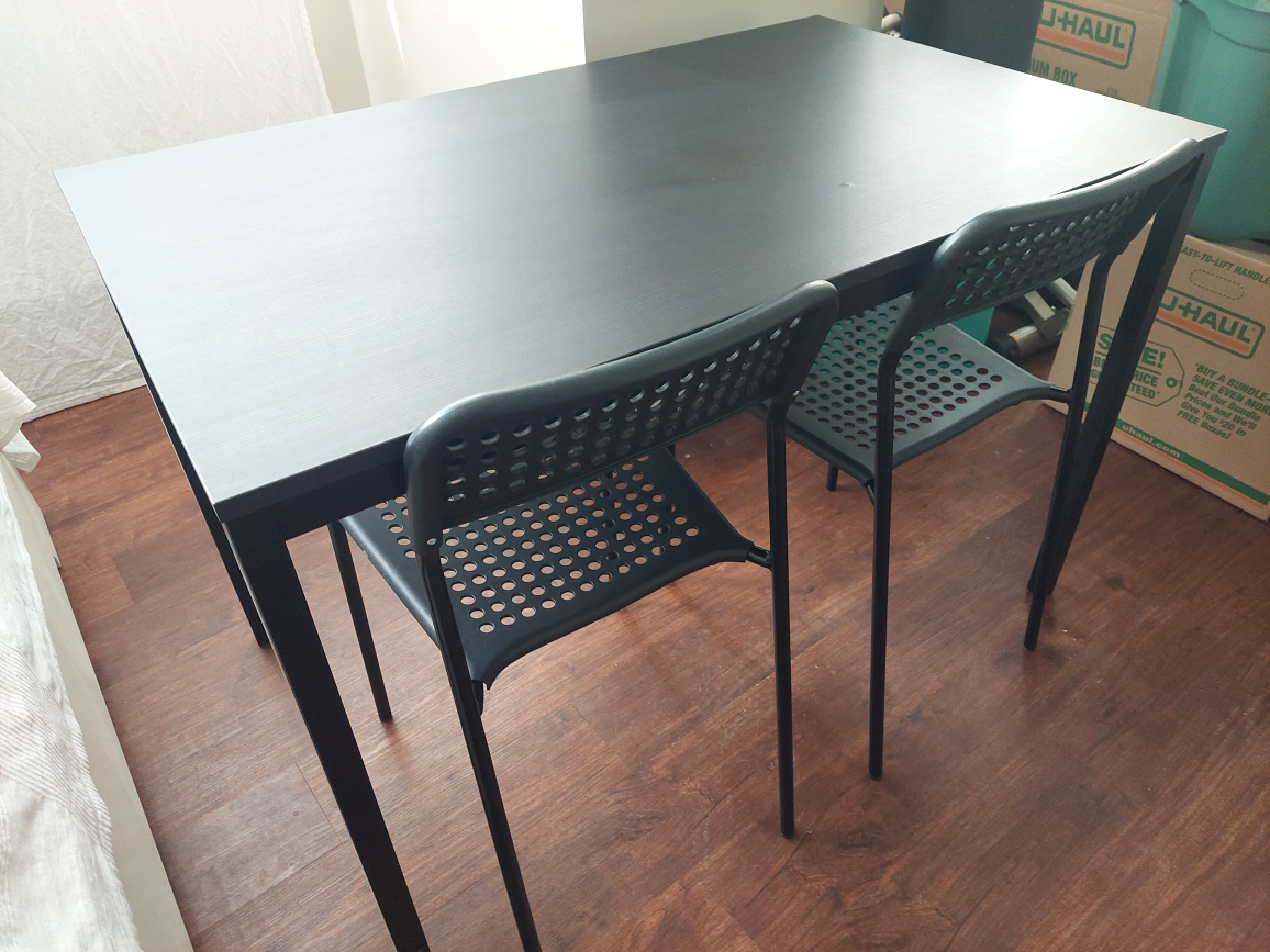 Moving sale - Table + 2 Chairs
