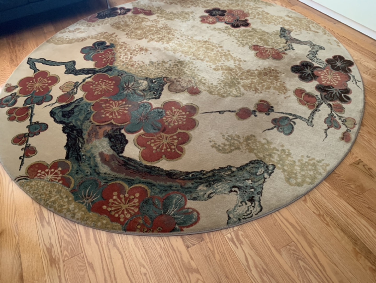 Rounded oriental carpet thumbnail