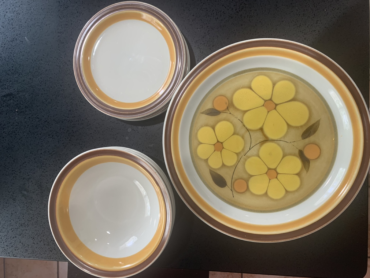 Karina plates and bowl set