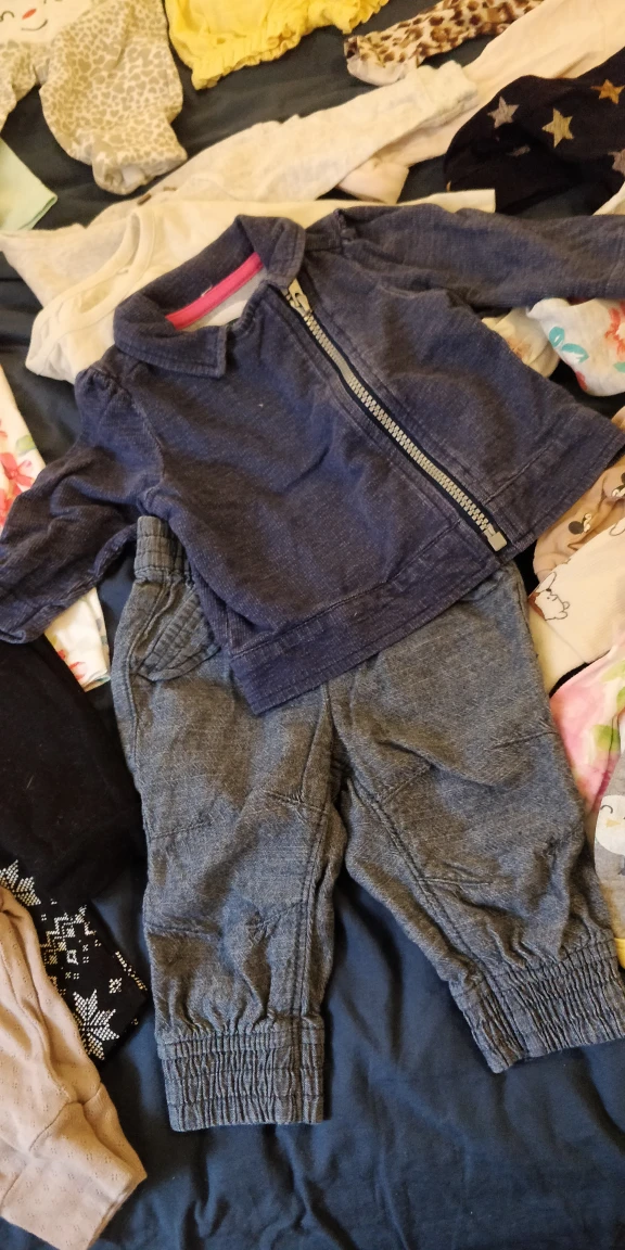 50 pieces of super cute 3-6mo clothes! GAP and Disney  image indicator(4)