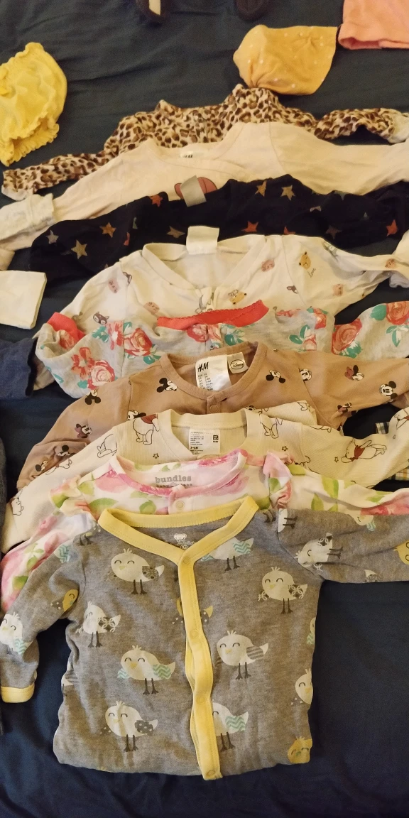 50 pieces of super cute 3-6mo clothes! GAP and Disney  image indicator(5)