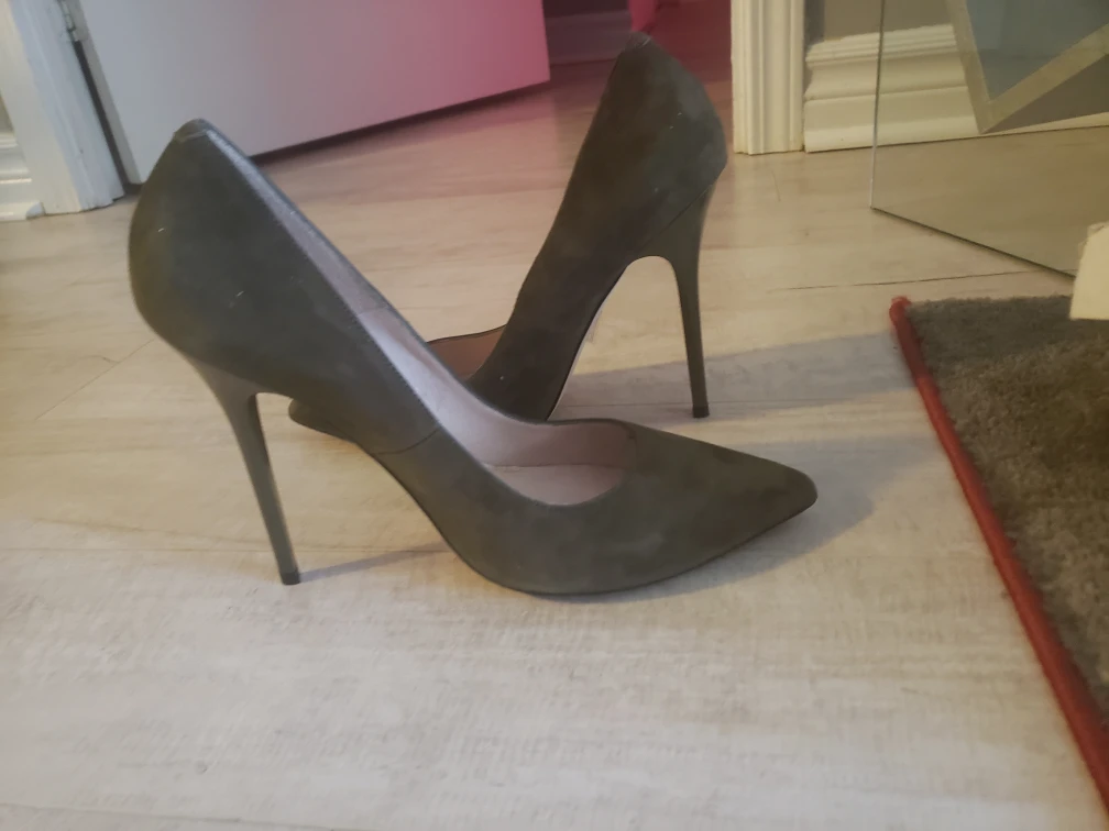 Green Shoes -Office thumbnail