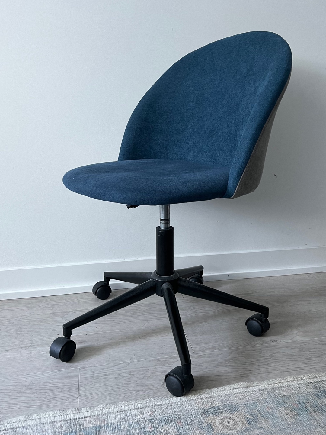 Barely used office chair - photo 4