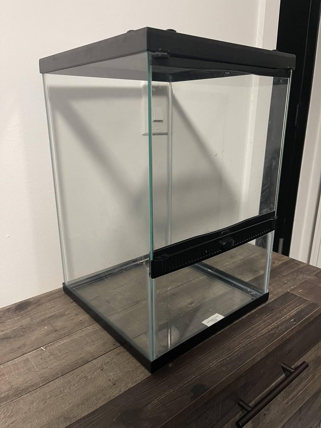 Glass tank with locks - photo 2