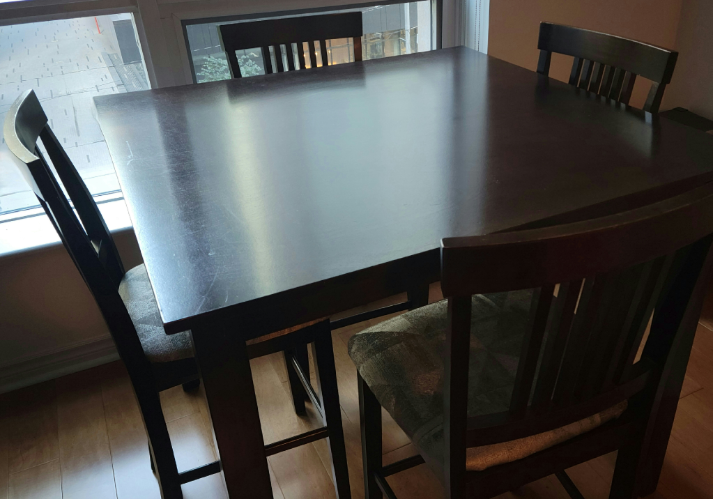 Dining table with chairs thumbnail