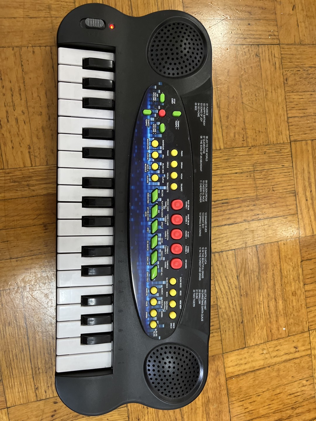 Kids musical keyboard (piano) + batteries thumbnail