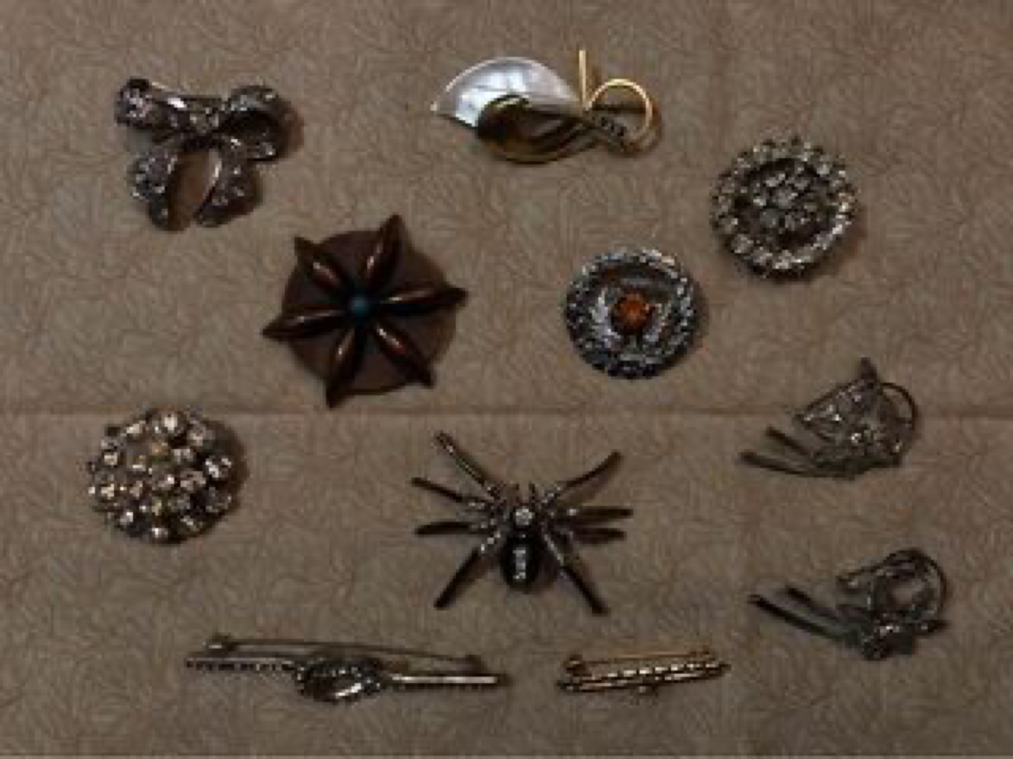 Vintage lot of brooches / pins