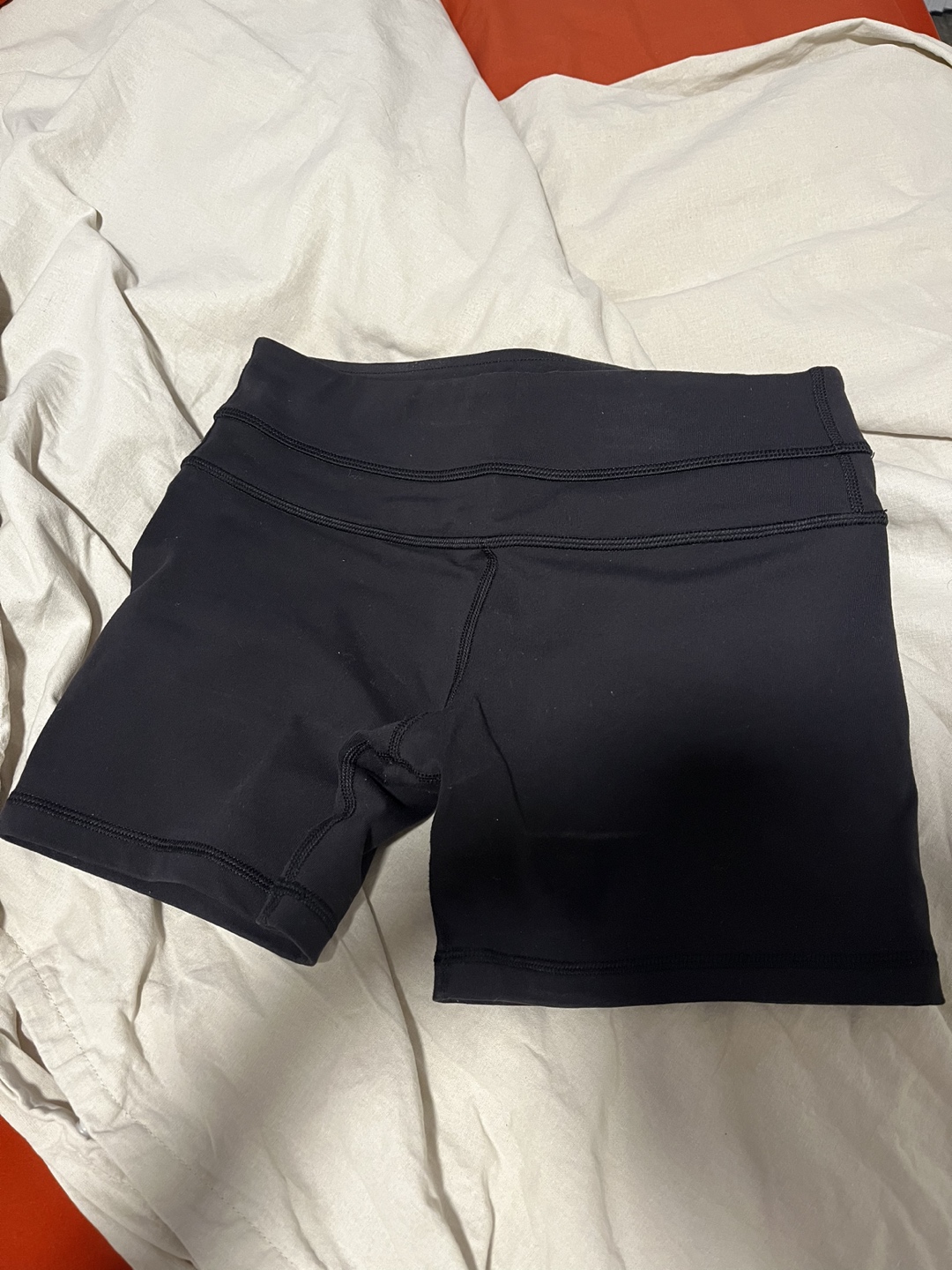 Lululemon size 4 shorts image indicator(2)
