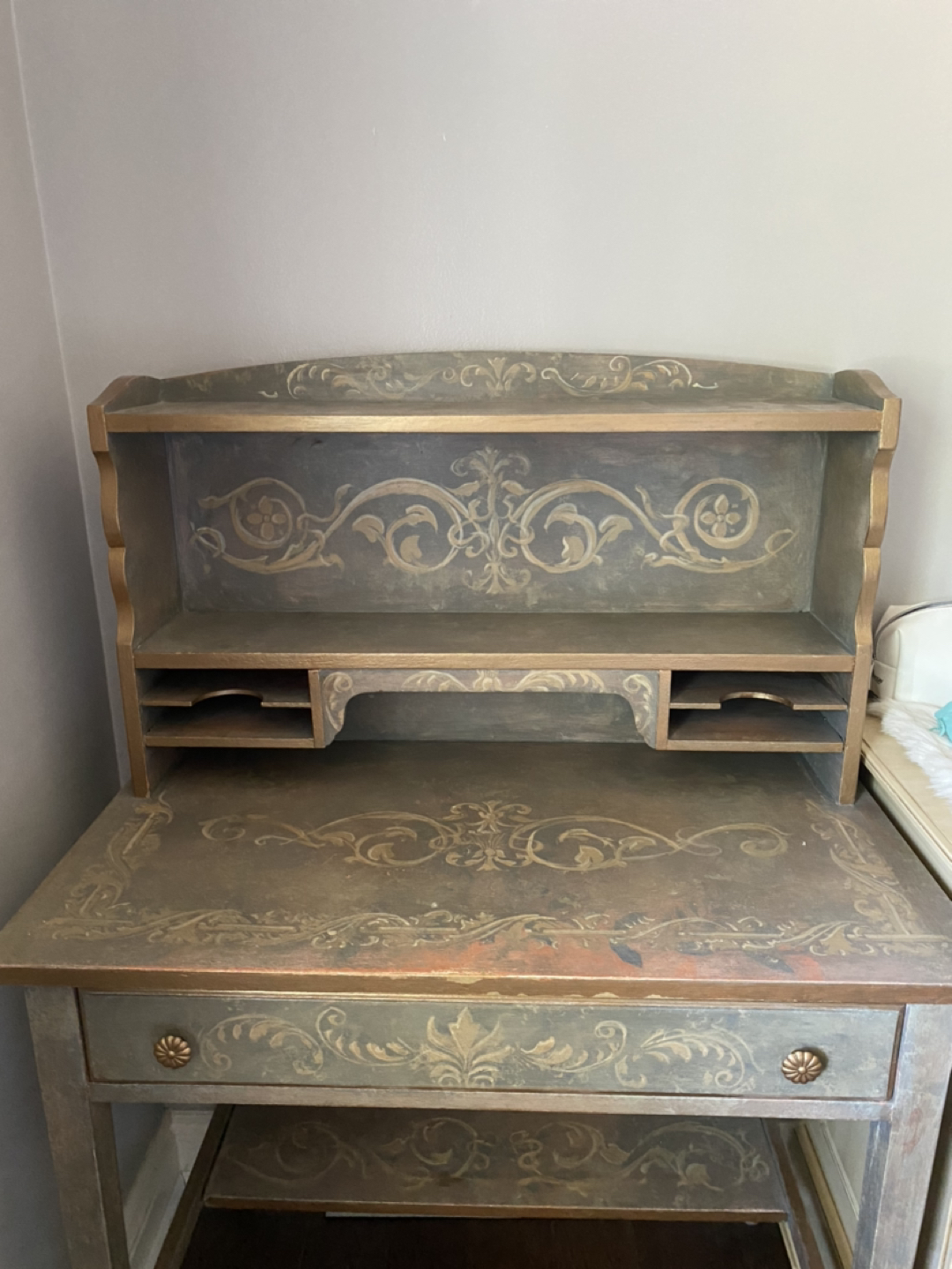 Desk - photo 2