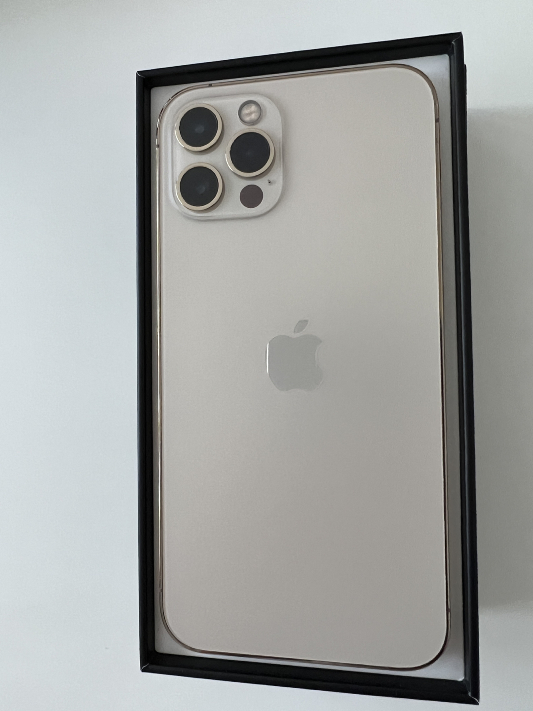 Iphone 12 pro, Gold Color, Mint condition - photo 3