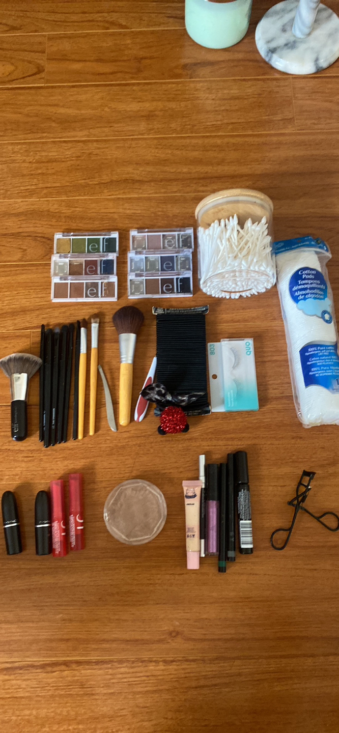 Large makeup bundle 💰 thumbnail