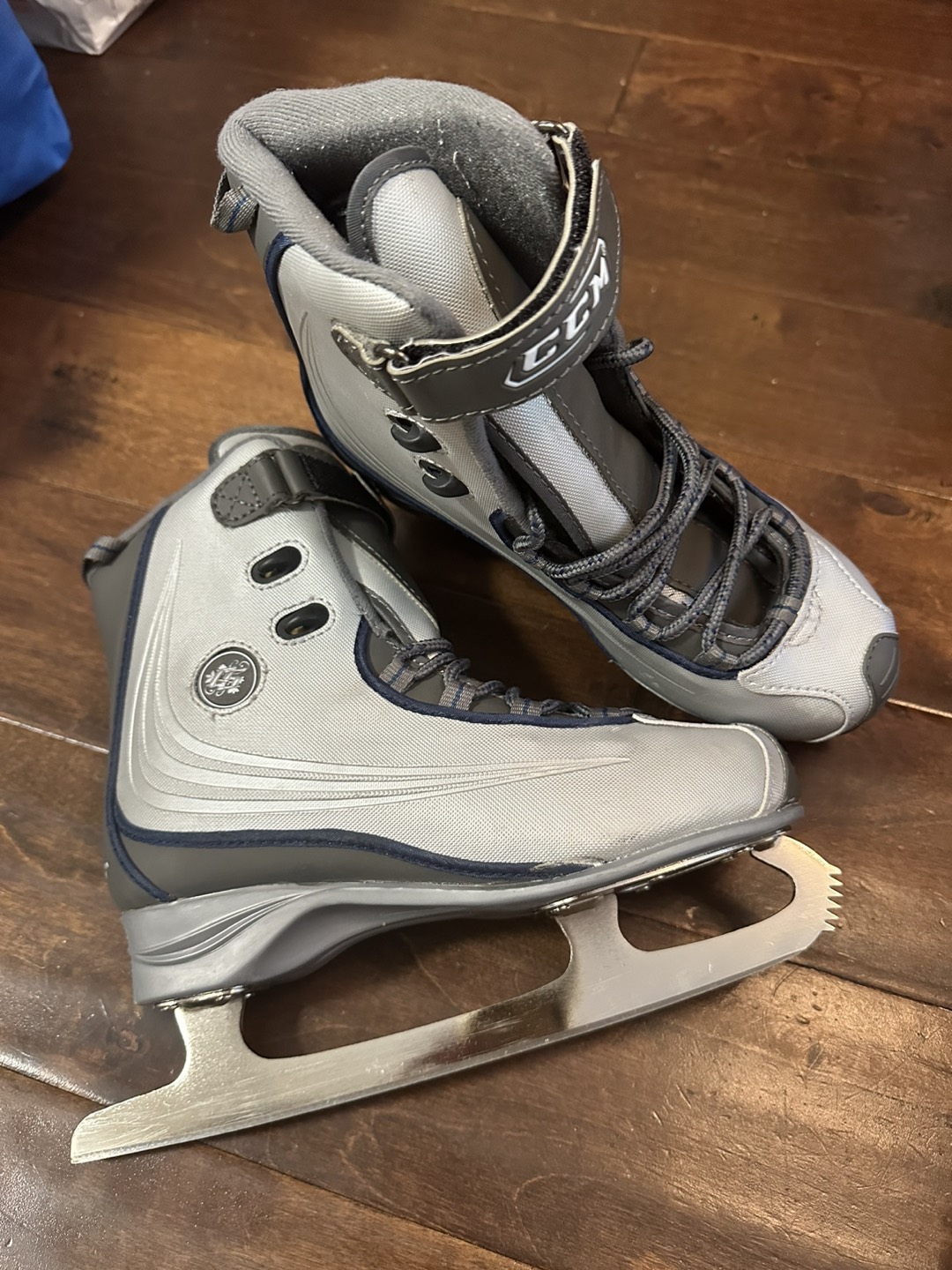 Women ice skates thumbnail
