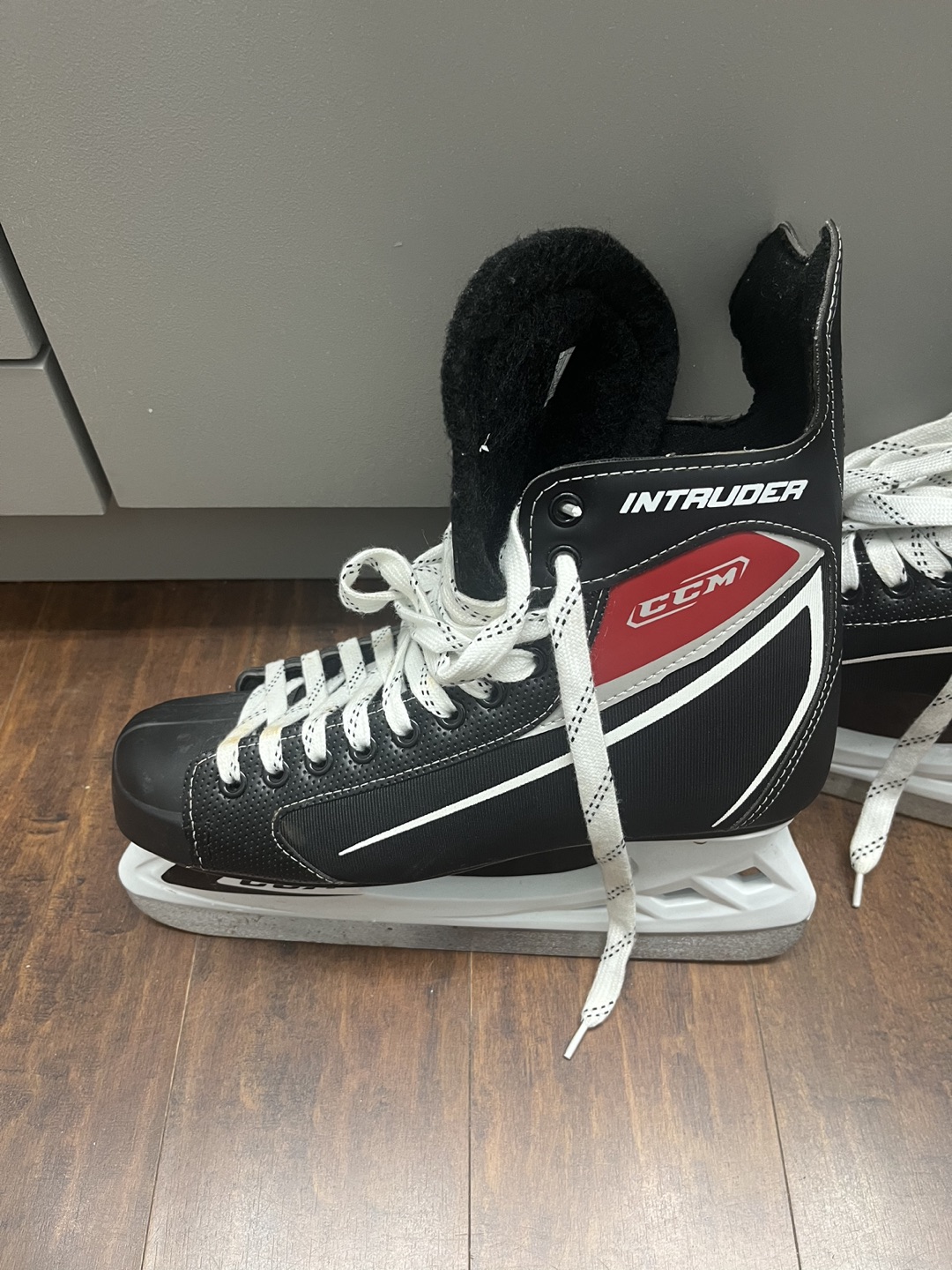 CCM Intruder Size 10 Adult Skates image indicator(6)