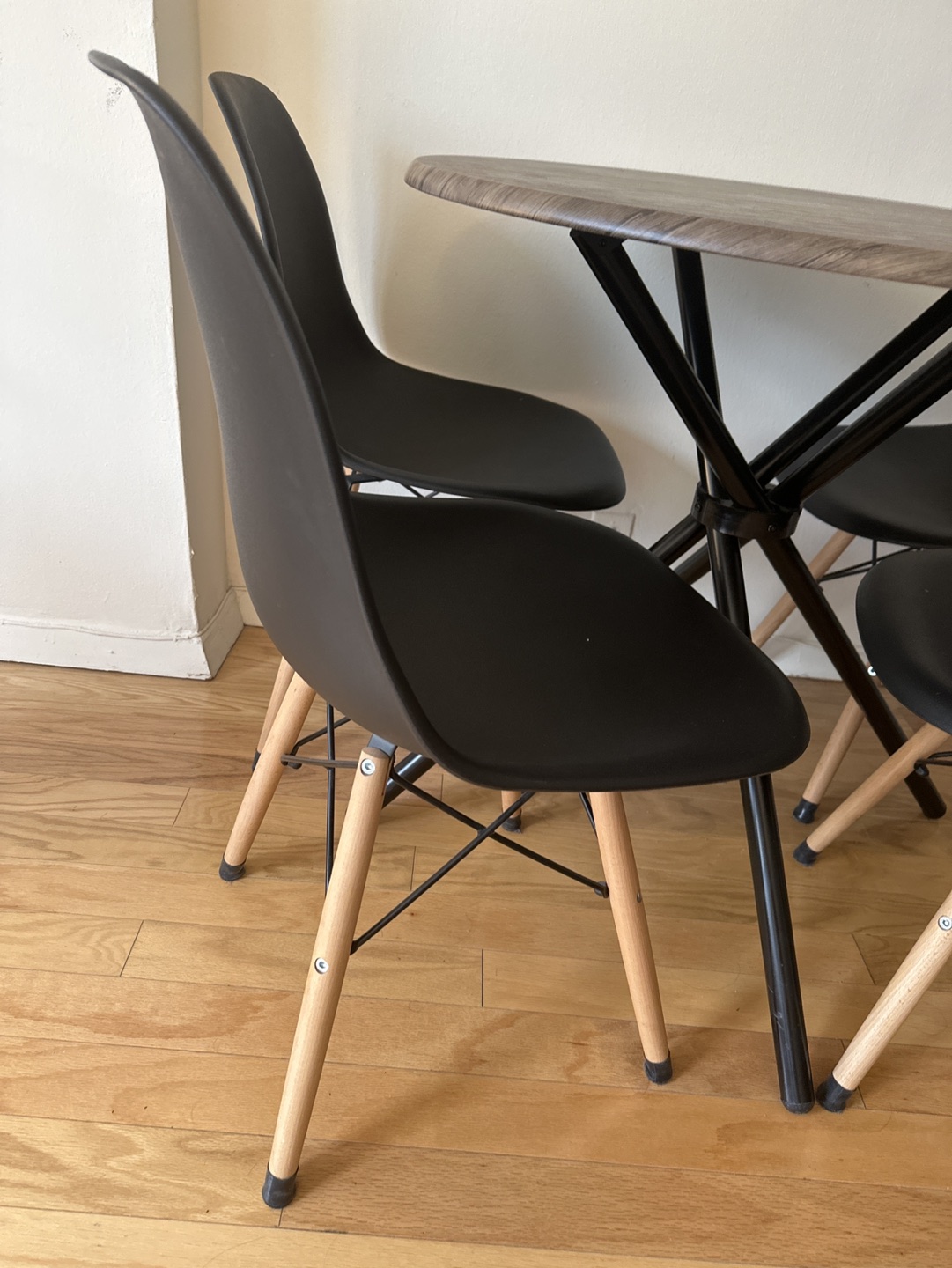 Selling Dining table and chairs - photo 3