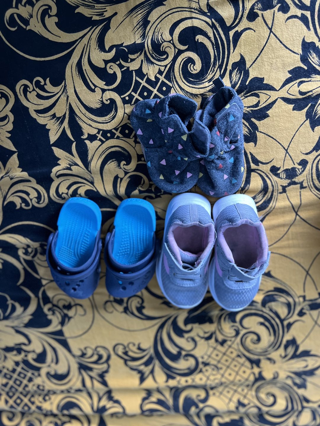 Baby shoes thumbnail