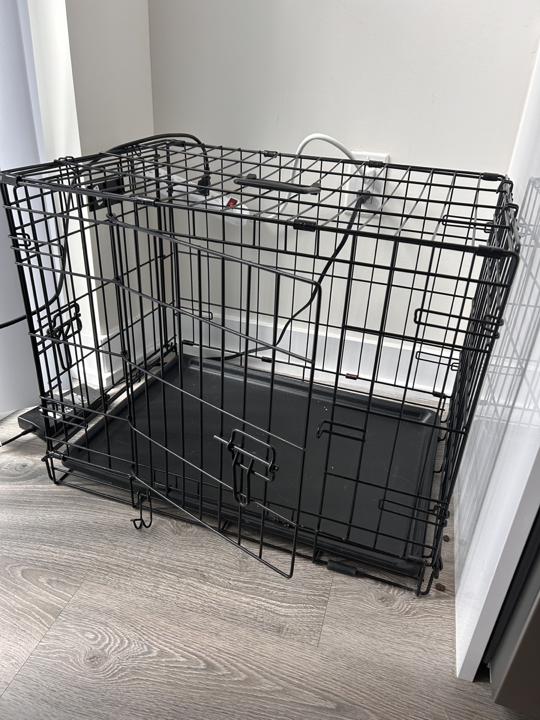 Dog crate (24”x18”x19”)