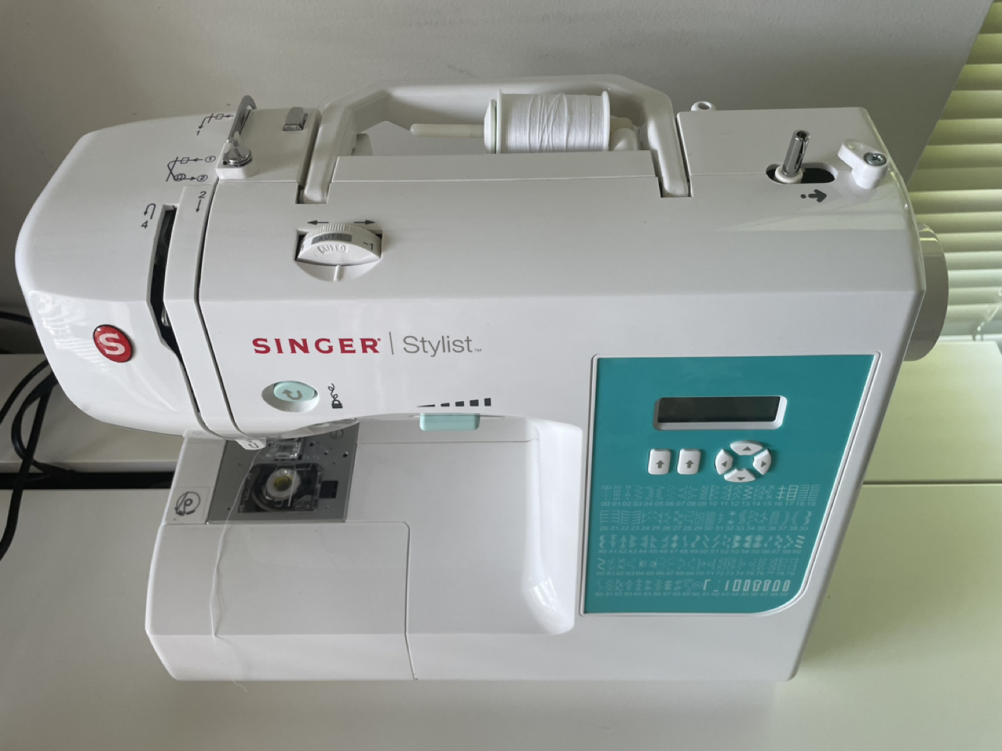 Singer Stylist sewing machine - photo 2