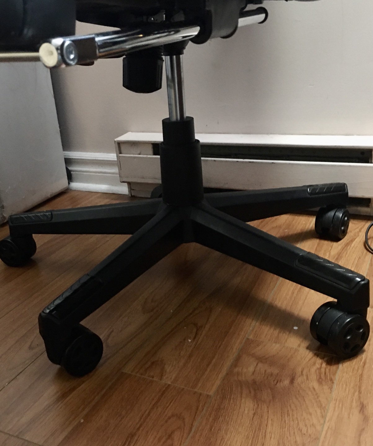 gaming chair with a high back and footrest image indicator(2)