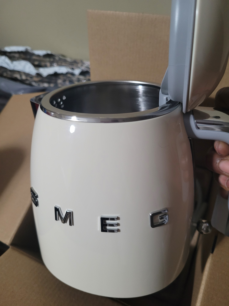 Small Smeg kettle CREAM